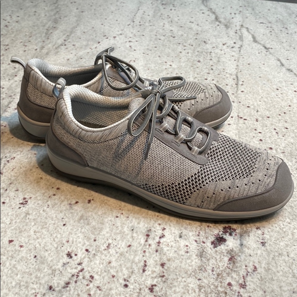 Women’s 12B OrthoFeet gray walking shoes